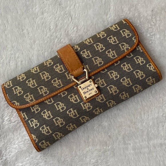 Dooney & Bourke Handbags - Dooney & Bourke Wallet